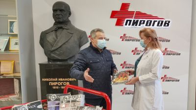 Дариха броеве от легендарното списание „Космос“ за пациентите на УМБАЛСМ „Н.И. Пирогов“