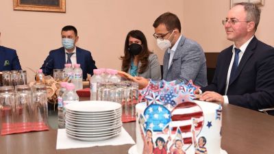 Посланик Херо Мустафа посети детските отделения на "Пирогов"