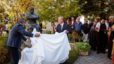Директорът на "Пирогов" и министърът на здравеопазването откриха паметник на патрона на болницата - хирурга Н. Пирогов