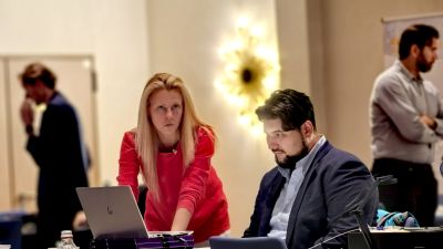 Едни от най-добрите неврохирурзи от цяла Америка и Европа учат младите неврохирурзи от няколко континента как да оперират