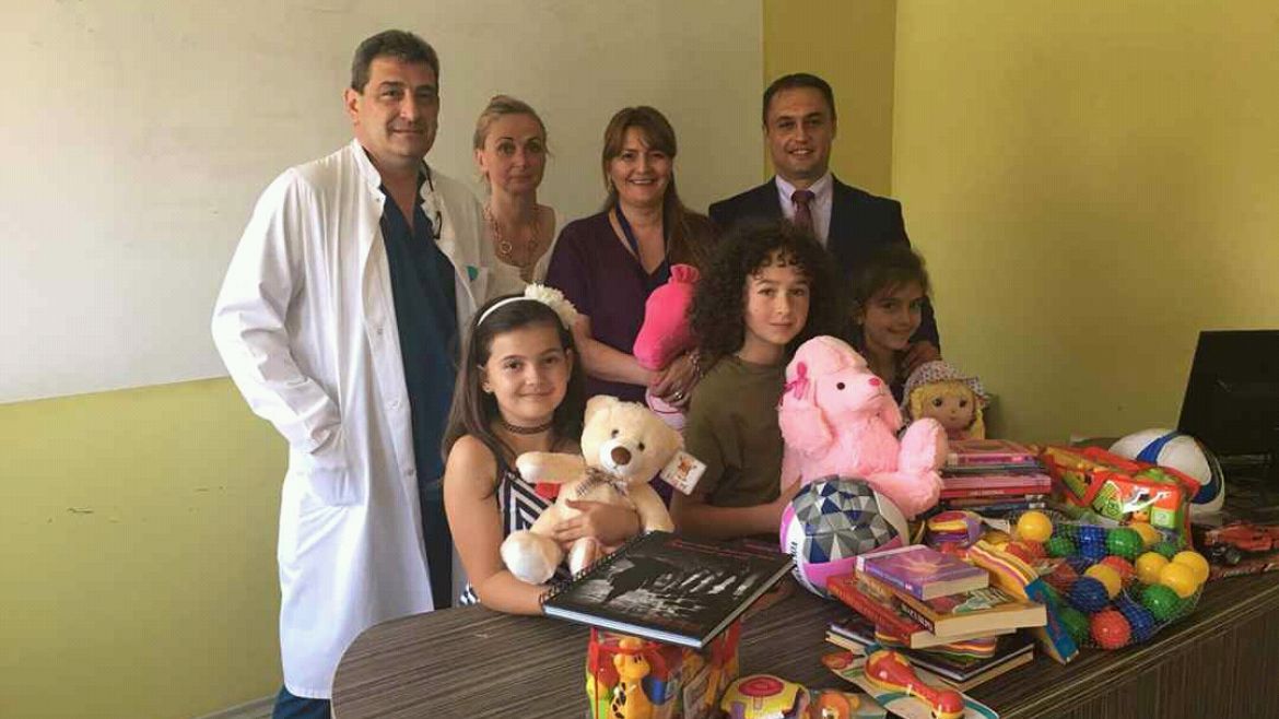 "Умаляла книжка" с подаръци за 1-ви юни в Пирогов"