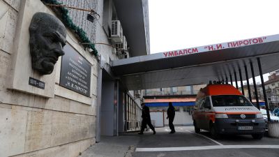 Жизнените показатели и на двете пациентки, които бяха транспортирани с правителствения самолет "Стартан"...