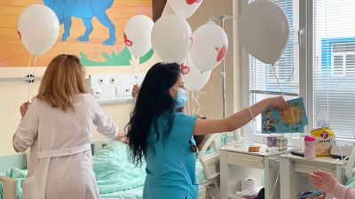 Подаръци и изненади за празника на малките пациенти