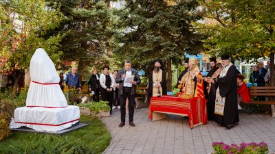 Директорът на "Пирогов" и министърът на здравеопазването откриха паметник на патрона на болницата - хирурга Н. Пирогов