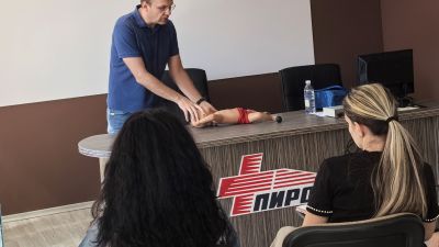 Приключи последната Лятна академия за родители "Първа помощ за малките герои" за 2025 г.