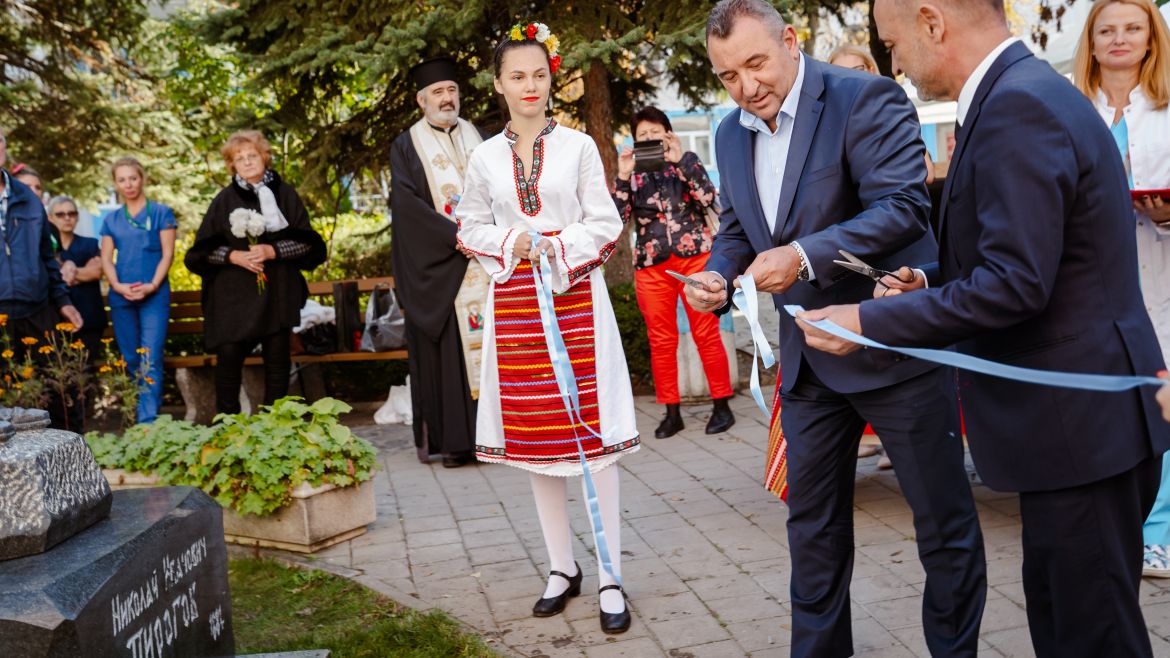 Директорът на "Пирогов" и министърът на здравеопазването откриха паметник на патрона на болницата - хирурга Н. Пирогов