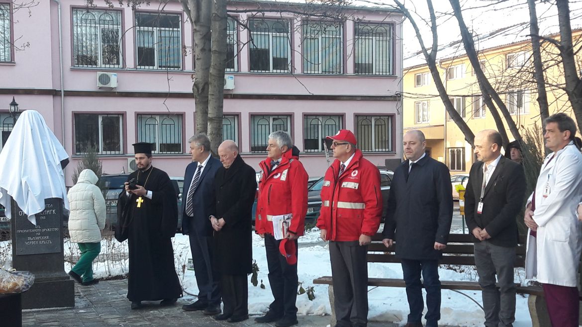 В двора на "Пирогов" откриха възстановения паметник на най-големия дарител и благодетел на ДБЧК Отто Биелигк