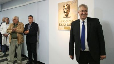 Откриха паметна плоча с орелеф на проф. Емил Таков