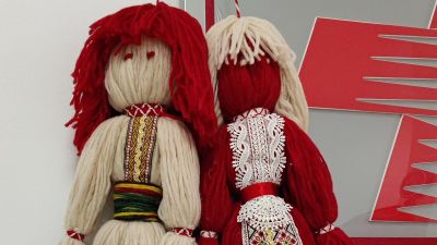 Баба Марта бърза, мартеници върза
