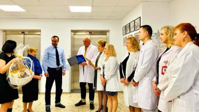 AGBU София „Парекордзаган“ поднесоха плакет и грамота на Клиниката по изгаряне
